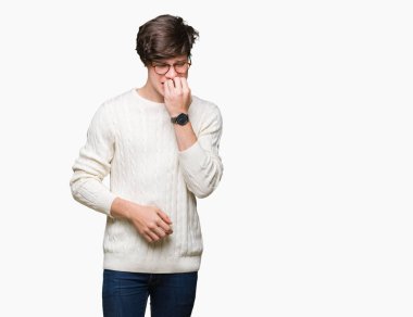 Genç yakışıklı adam stresli ve gergin ile izole arka plan üzerinde gözlük takan tırnak ısırma dudaklarından eller. Anksiyete sorunu.