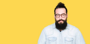 Uzun saç ve sakal el ile mide üzerinde çünkü gözlüklü genç hipster adamla hazımsızlık, ağrılı hastalık hasta hissediyor. Ağrısı kavramı.