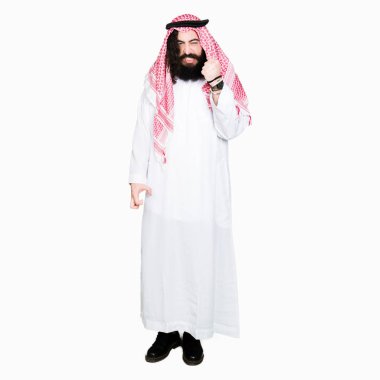 Geleneksel keffiyeh eşarp öfkeli ve sinirli sinirli ve öfke ile bağırarak süre öfkeli yumruk yükselterek uzun saçlı Arap iş adamı. Öfke ve agresif kavramı.