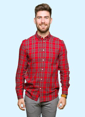 Yüzünde mutlu ve havalı bir gülümseme olan genç yakışıklı bir adam. Şanslı kişi..