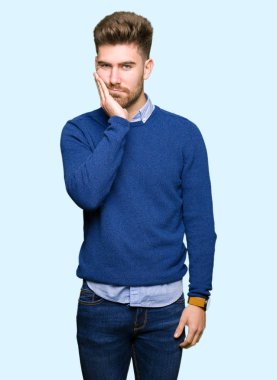 Genç yakışıklı bussines seyir yorgun ve bıkkın ile depresyon sorunları karşılıklı silah olan düşünme dostum.