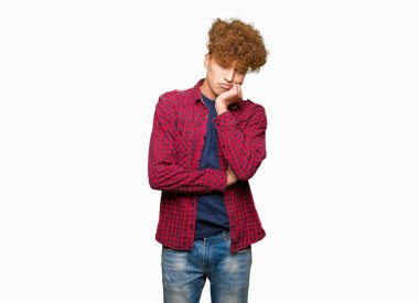 Düşünme arıyorum bir ceket giyen afro saçlı Genç yakışıklı öğrenci adam yorgun ve sıkılmış çapraz silah depresyon sorunları ile.