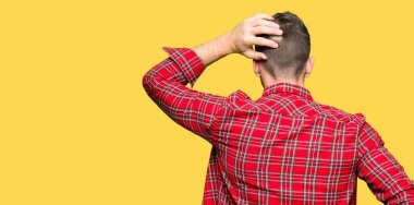 Yakışıklı adam rahat gömlek geriye düşünme hakkında şüphe el ile kafasına takmış