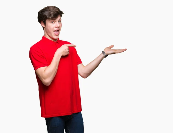 Homem Bonito Jovem Vestindo Camiseta Vermelha Sobre Fundo Isolado Espantado — Fotografia de Stock