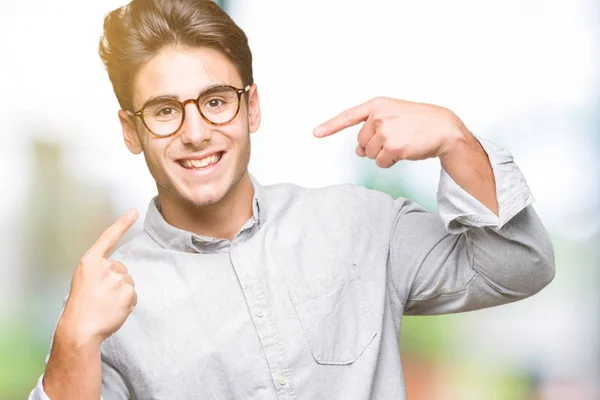 Junger Gutaussehender Mann Mit Brille Vor Isoliertem Hintergrund Selbstbewusst Lächelnd — Stockfoto