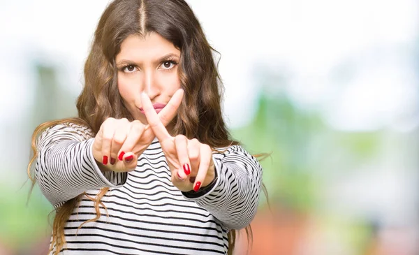 Junge Schöne Frau Trägt Streifen Pullover Ablehnung Ausdruck Daumendrücken Tut — Stockfoto
