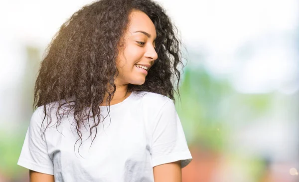 Menina Bonita Nova Com Cabelo Encaracolado Vestindo Shirt Branca Casual — Fotografia de Stock