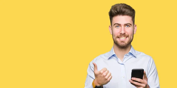 年轻英俊的男人业务使用智能手机快乐与大大的微笑做确定的迹象 用手指竖起大拇指 优秀的标志 — 图库照片
