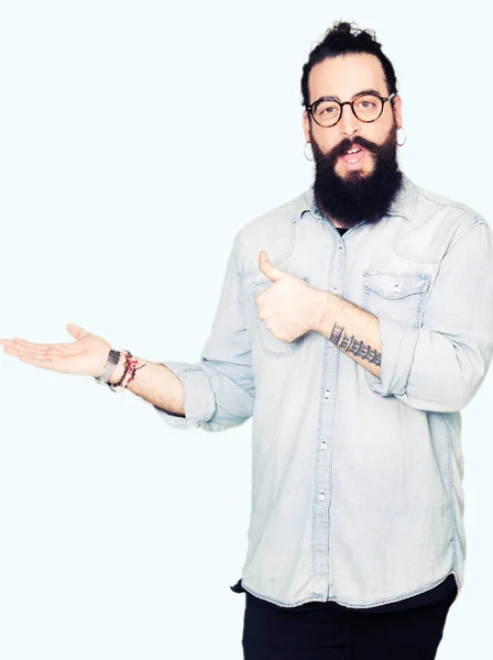 Jeune Homme Hipster Aux Cheveux Longs Barbe Portant Des Lunettes — Photo