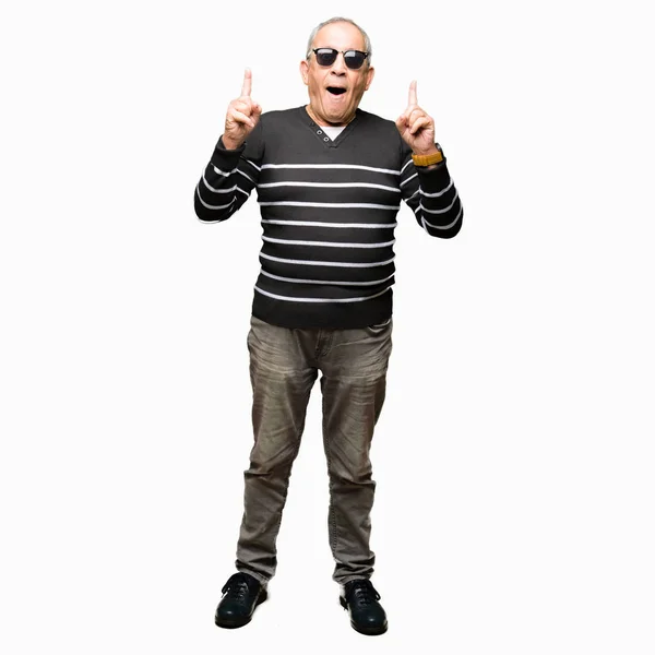 Knappe Senior Man Winter Trui Zonnebril Dragen Verbaasd Verrast Opzoeken — Stockfoto