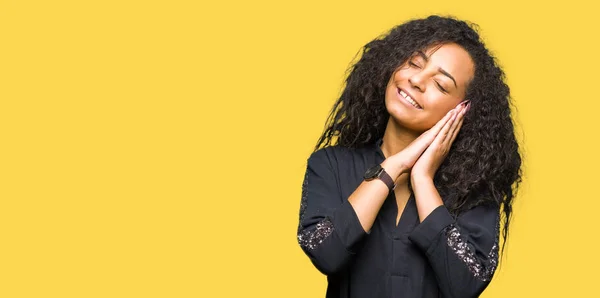 Jong Mooi Meisje Met Krullend Haar Dragen Van Elegante Jurk — Stockfoto