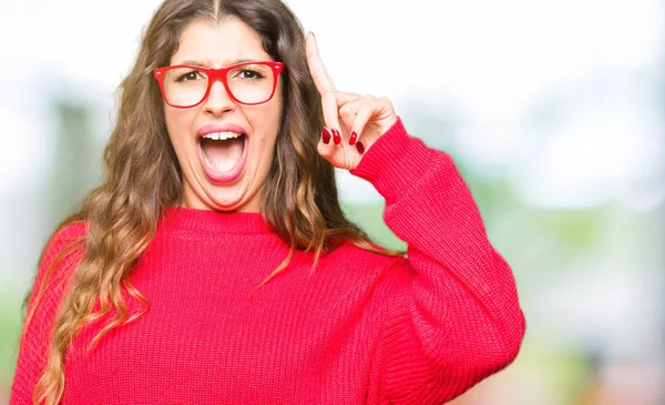 Kırmızı Giyen Genç Güzel Kadın Başarılı Fikirle Işaret Parmağı Gözlük — Stok fotoğraf