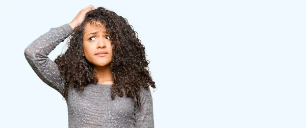 Mujer Hermosa Joven Con Pelo Rizado Usando Suéter Gris Confundir —  Fotos de Stock