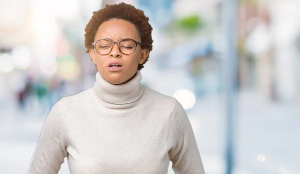 Jovem Mulher Afro Americana Bonita Vestindo Óculos Sobre Fundo Isolado — Fotografia de Stock