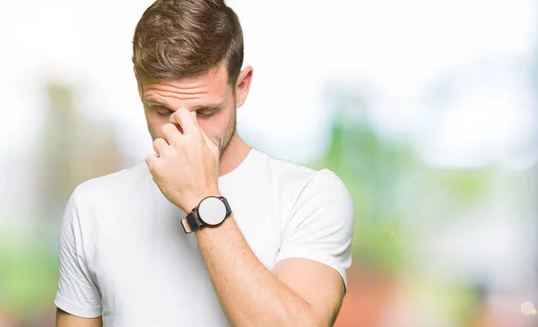 Hombre Guapo Con Camiseta Blanca Casual Cansado Frotando Nariz Los — Foto de Stock