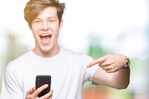 Mladý Muž Pomocí Smartphone Přes Izolované Pozadí Velmi Šťastný Ukázal — Stock fotografie