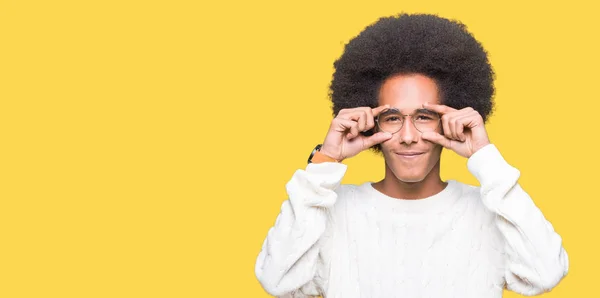 Young African American Man Afro Hair Wearing Glasses Trying Open — Stock Photo, Image