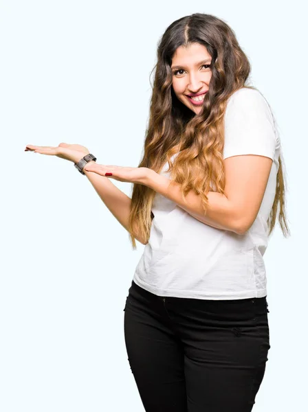 Ung Vacker Kvinna Som Bär Casual Vit Shirt Peka Sidan — Stockfoto