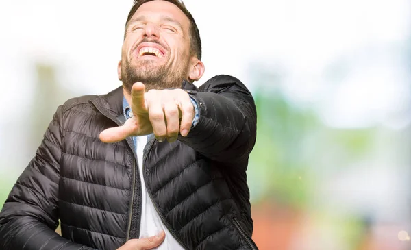 Hombre Guapo Vistiendo Abrigo Invierno Riéndose Señalando Cámara Con Dedo — Foto de Stock