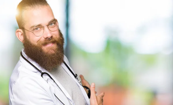 Junge Blonde Arzt Mann Mit Bart Trägt Medizinischen Mantel Einladend — Stockfoto