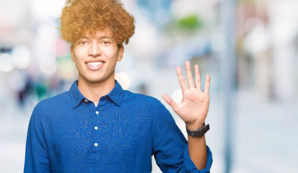 Joven Hombre Guapo Elegante Con Afro Pelo Mostrando Apuntando Hacia — Foto de Stock