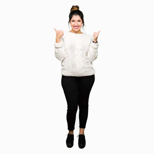 Junge Schöne Frau Winterpullover Erfolgszeichen Tut Positive Geste Mit Der — Stockfoto