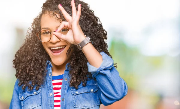 Genç Güzel Kadın Kıvırcık Saçlı Gözlüklü Gülümseyen Parmakları Ile Mutlu — Stok fotoğraf