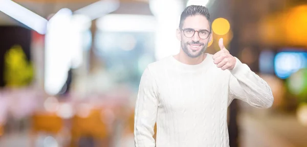 Joven Hombre Guapo Con Gafas Sobre Fondo Aislado Haciendo Gesto —  Fotos de Stock