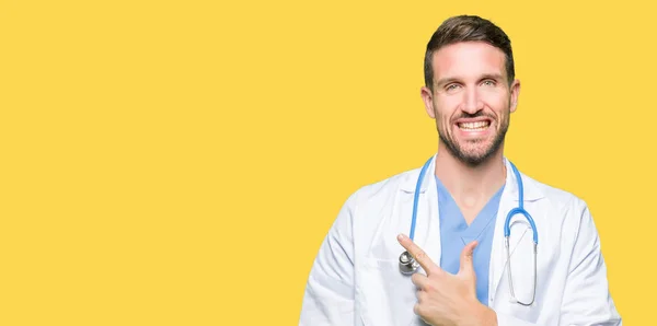 Mężczyzna Przystojny Doktor Sobie Uniform Medyczny Białym Tle Wesoły Uśmiech — Zdjęcie stockowe