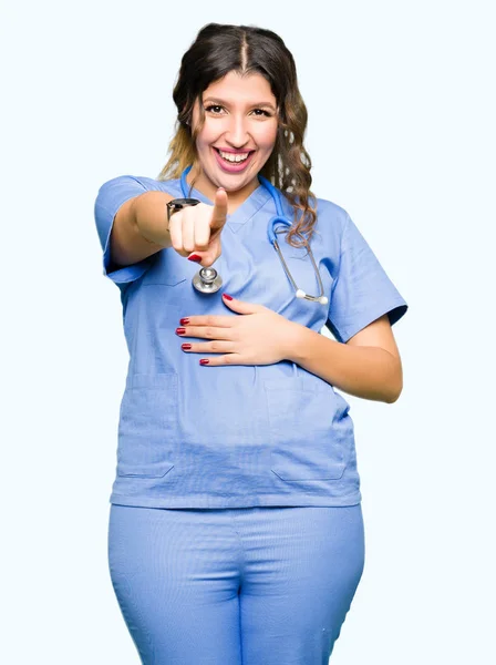 Jovem Mulher Médica Adulta Vestindo Uniforme Médico Rindo Você Apontando — Fotografia de Stock