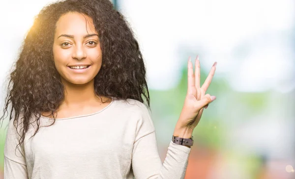 Jeune Belle Fille Aux Cheveux Bouclés Portant Pull Décontracté Montrant — Photo