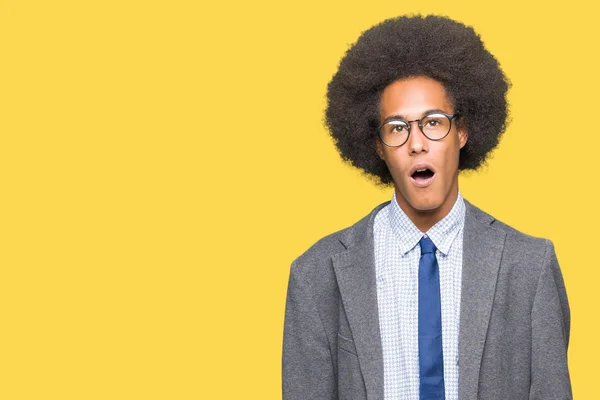 懐疑的 皮肉な衝撃の顔にメガネをかけてアフロの髪の若いアフリカ系アメリカ人ビジネス男が口を開けてびっくり — ストック写真
