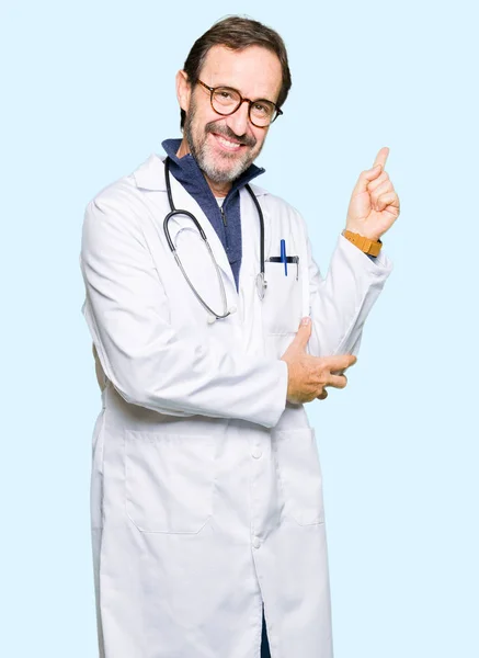 Hombre Guapo Médico Mediana Edad Con Abrigo Médico Con Una — Foto de Stock