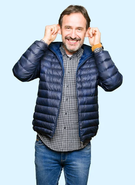 Красивий Чоловік Середнього Віку Зимовому Пальто Усміхаючись Тягнути Вуха Пальцями — стокове фото