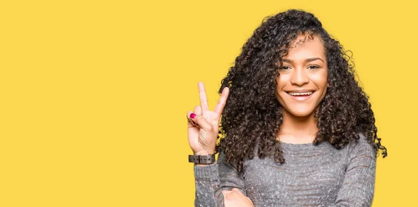 Mulher Bonita Nova Com Cabelo Encaracolado Vestindo Camisola Cinza Sorrindo — Fotografia de Stock