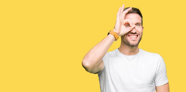 Hombre Guapo Con Camiseta Blanca Casual Haciendo Buen Gesto Con —  Fotos de Stock