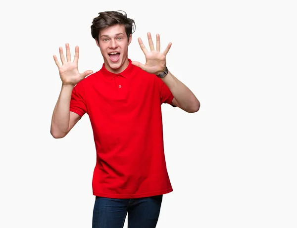 배경에 보여주는 손가락으로 가리키는 빨간색 티셔츠를 잘생긴 자신감과 — 스톡 사진