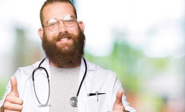 Молодий Блондин Лікар Бородою Медичному Пальто Схвалює Позитивний Жест Рукою — стокове фото