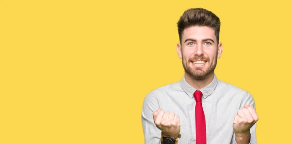 Joven Hombre Negocios Guapo Celebrando Sorprendido Sorprendido Por Éxito Con —  Fotos de Stock