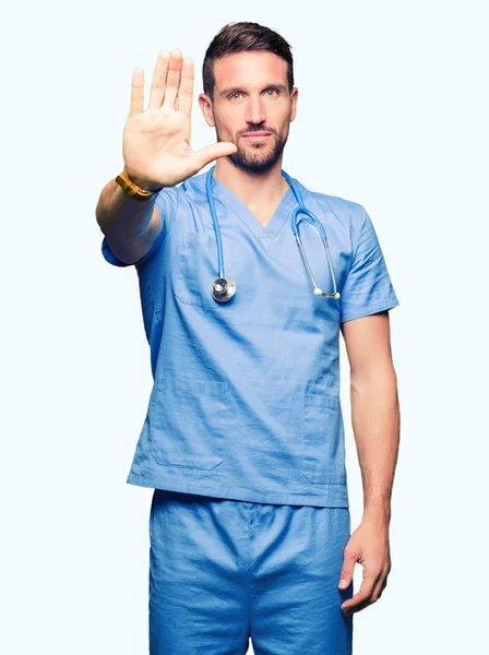 Yakışıklı Doktor Adam Dur Yapıyor Izole Arka Plan Üzerinde Tıbbi — Stok fotoğraf