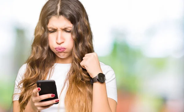 Ung Vuxen Kvinna Med Smartphone Irriterad Och Frustrerad Skrika Med — Stockfoto