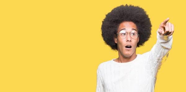 Afro Amerikai Fiatalember Afro Haj Viselt Szemüveg Mutatva Ujját Előre — Stock Fotó