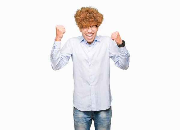 Joven Hombre Negocios Guapo Con Gafas Afro Muy Feliz Emocionado —  Fotos de Stock