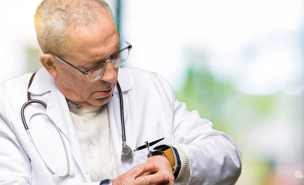 Stilig Senior Doktor Man Klädd Medicinsk Coat Kontroll Tid Armbandsur — Stockfoto