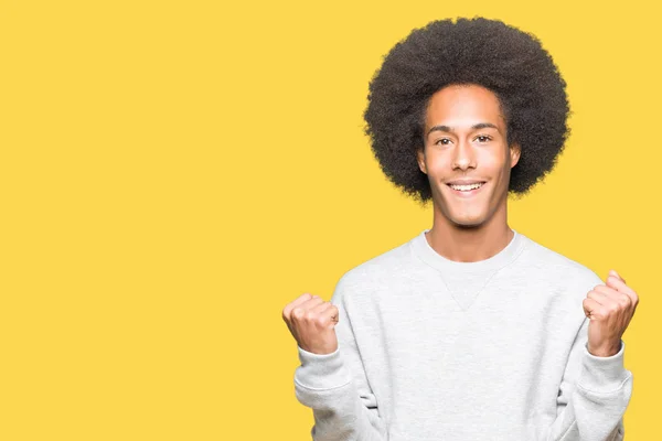 Ung Afrikansk Amerikansk Man Med Afro Hår Klädd Sportig Tröja — Stockfoto