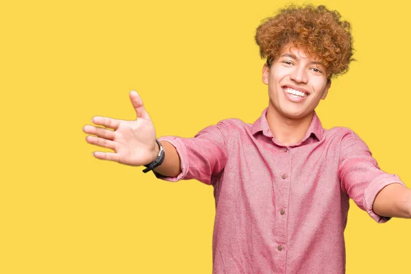 Jonge Knappe Zakenman Met Afro Haar Kijken Naar Camera Glimlachen — Stockfoto