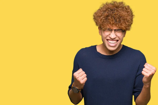 Junger Gutaussehender Mann Mit Afro Brille Sehr Glücklich Und Aufgeregt — Stockfoto