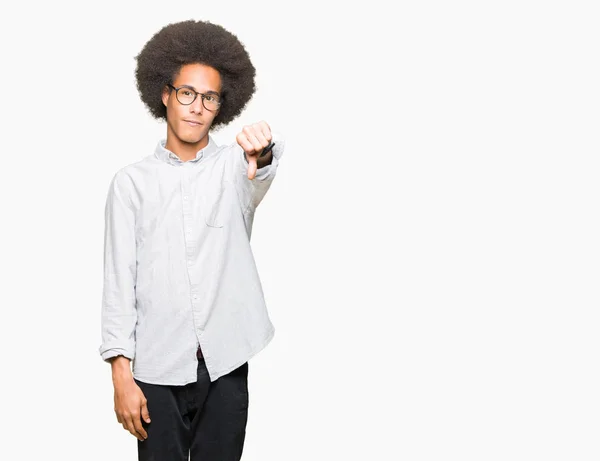 Joven Hombre Afroamericano Con Pelo Afro Usando Gafas Que Parecen — Foto de Stock