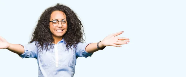 Junge Schöne Business Girl Mit Lockigem Haar Trägt Eine Brille — Stockfoto