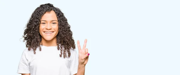 Joven Hermosa Mujer Con Pelo Rizado Usando Camiseta Blanca Mostrando — Foto de Stock